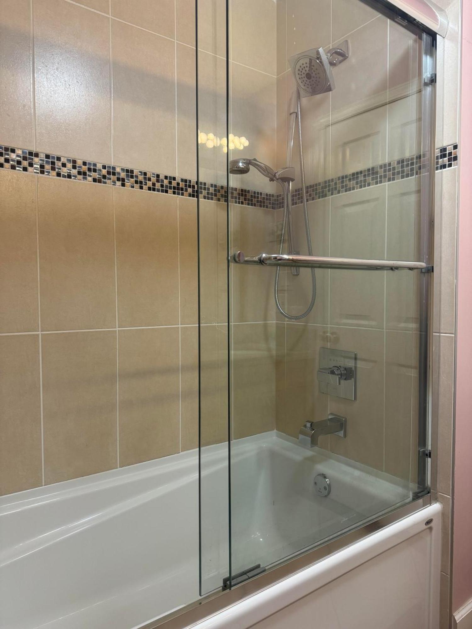 Comfortable Guest Home Near Downtown Vancouver & Sights & Stores エクステリア 写真